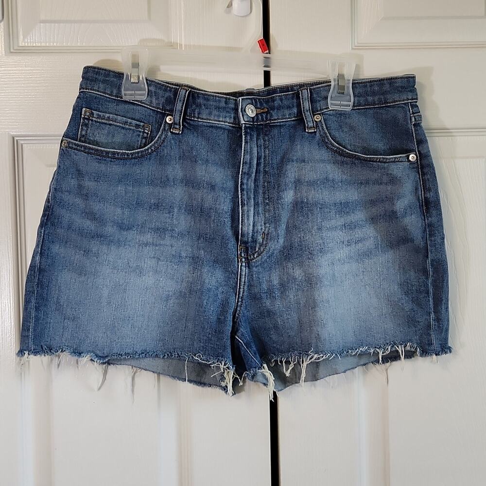 Uniqlo Womens Med Wash Distressed Cutoff‎ Jean Shorts SZ 35 Zip & Button Raw Hem